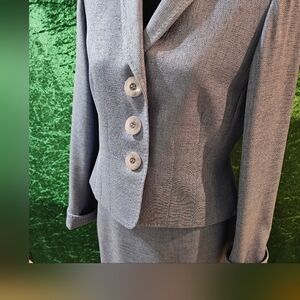 Elegant Jones New York Suit 8P Jacket & Skirt In Lovely Blue